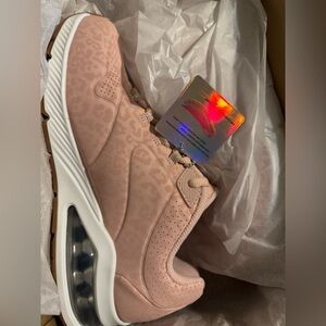 New pink size 9
Skecher shoe.